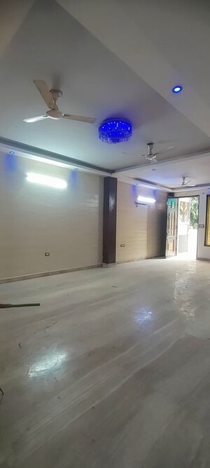 Room in 3 BHK Builder Floor at Sector 37 – for Rent