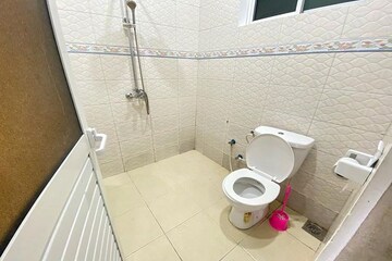 Bathroom in 2 BHK Apartment at Phoolbagan – for Rent