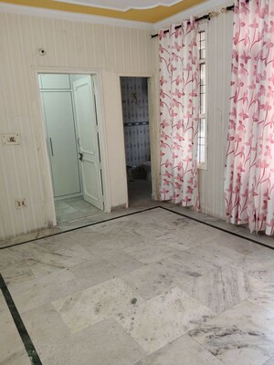 Room in 2 BHK Apartment at Sector 4 – for Rent