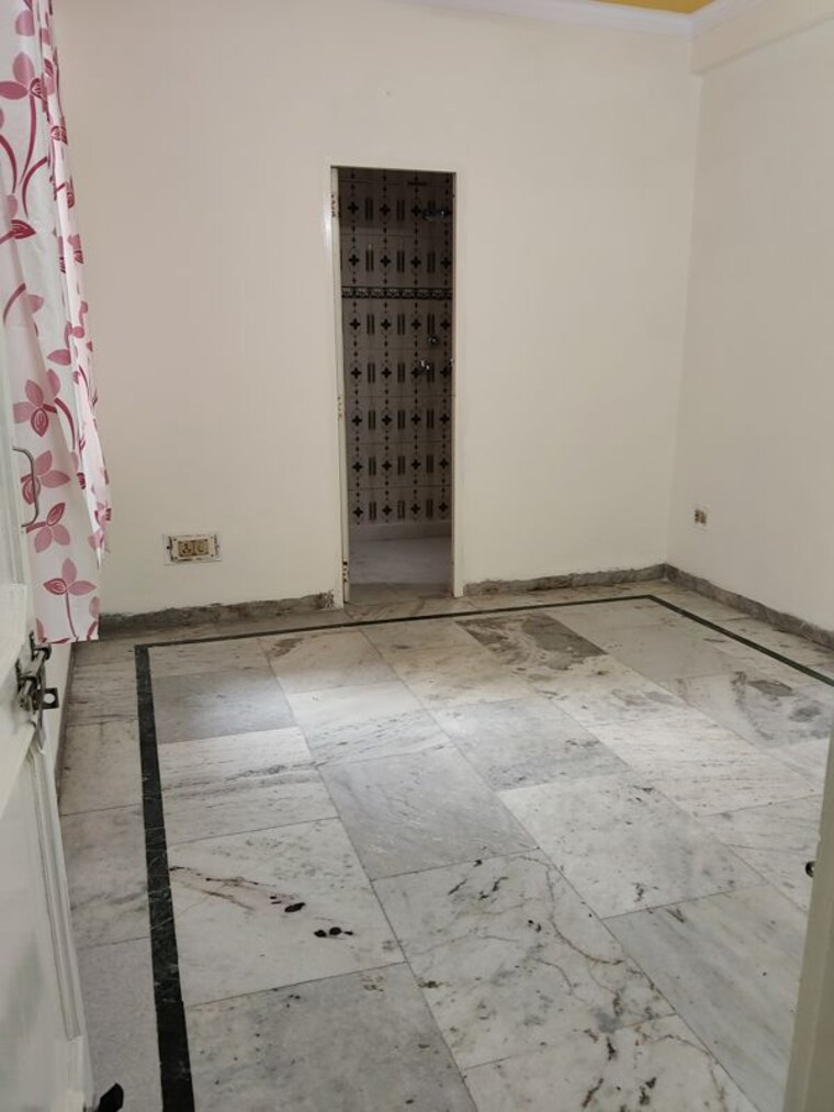 Room, sector 4 2 Bedroom 900 Sq.Ft. Apartment In Sector 4 Panchkula 9752096