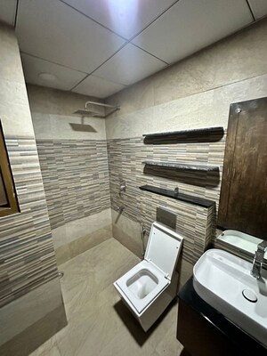 Attached Bathroom in 4 BHK Apartment at DLF The Wellington Estate, Dlf Phase V – for Rent