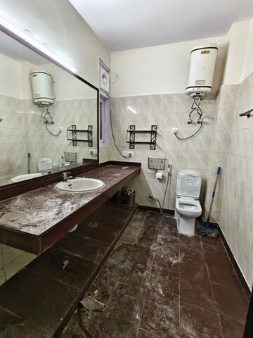 Bathroom in 4 BHK Apartment at DLF The Wellington Estate, Dlf Phase V – for Rent