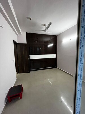 Room in 2.5 BHK Apartment at Mahagun Mywoods, Sector 16c Greater Noida – for Rent