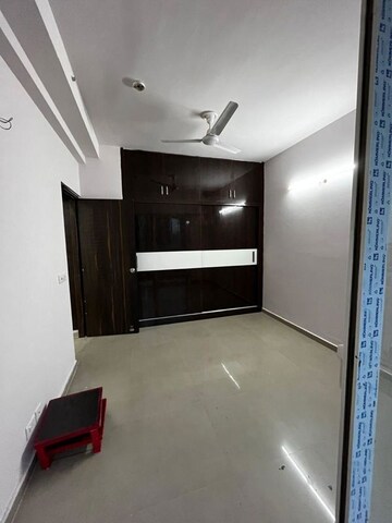 Room in 2.5 BHK Apartment at Mahagun Mywoods, Sector 16c Greater Noida – for Rent