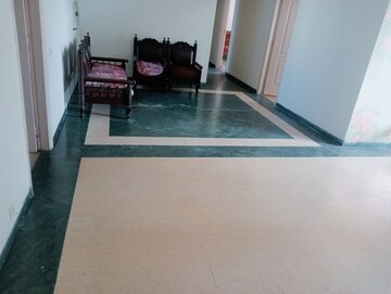 Room in 3.5 BHK Apartment at Unitech Uniworld Gardens, Sector 47 – for Sale