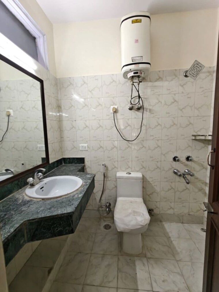 Bathroom, mohit-house 2 Bedroom 2000 Sq.Ft. Builder Floor In Sushant Lok I Gurgaon 9752674