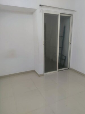 Room in 2 BHK Apartment at Mantra Insignia, Mundhwa – for Rent