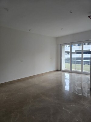 Room in 3 BHK Apartment at Shapoorji Pallonji The Designate, Khar West – for Rent