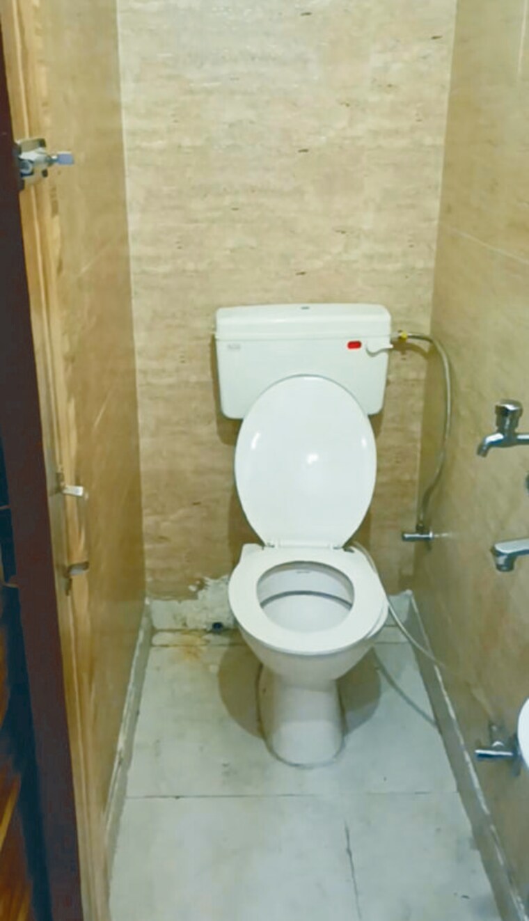 Bathroom, rohini sector 8 1 Bedroom 480 Sq.Ft. Builder Floor In Rohini Sector 8 Delhi 9753012