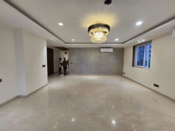 Room in 4 BHK Apartment at DLF The Icon, Dlf Phase V – for Rent