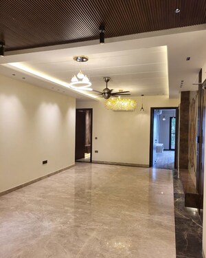 Room in 4 BHK Apartment at DLF The Icon, Dlf Phase V – for Rent