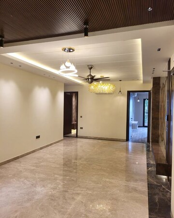 Room in 4 BHK Apartment at DLF The Icon, Dlf Phase V – for Rent