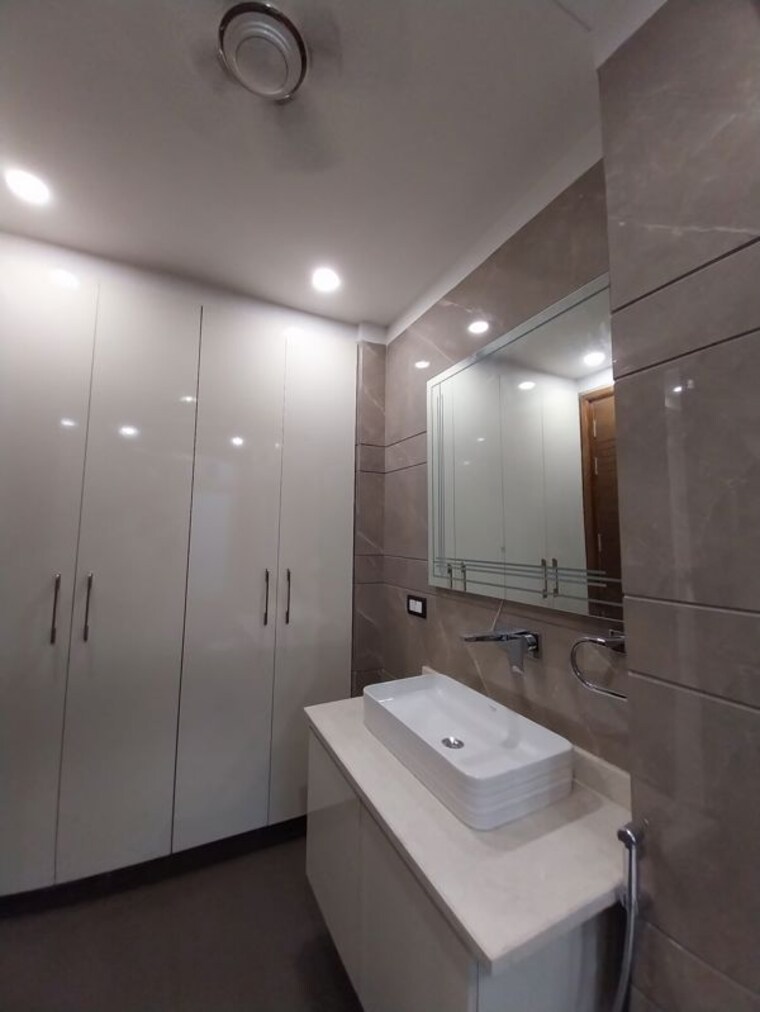 Bathroom, naraina 4 Bedroom 300 Sq.Yd. Builder Floor In Naraina Delhi 9753160