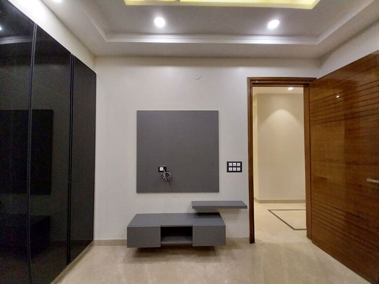 undefined, naraina 4 Bedroom 300 Sq.Yd. Builder Floor In Naraina Delhi 9753160