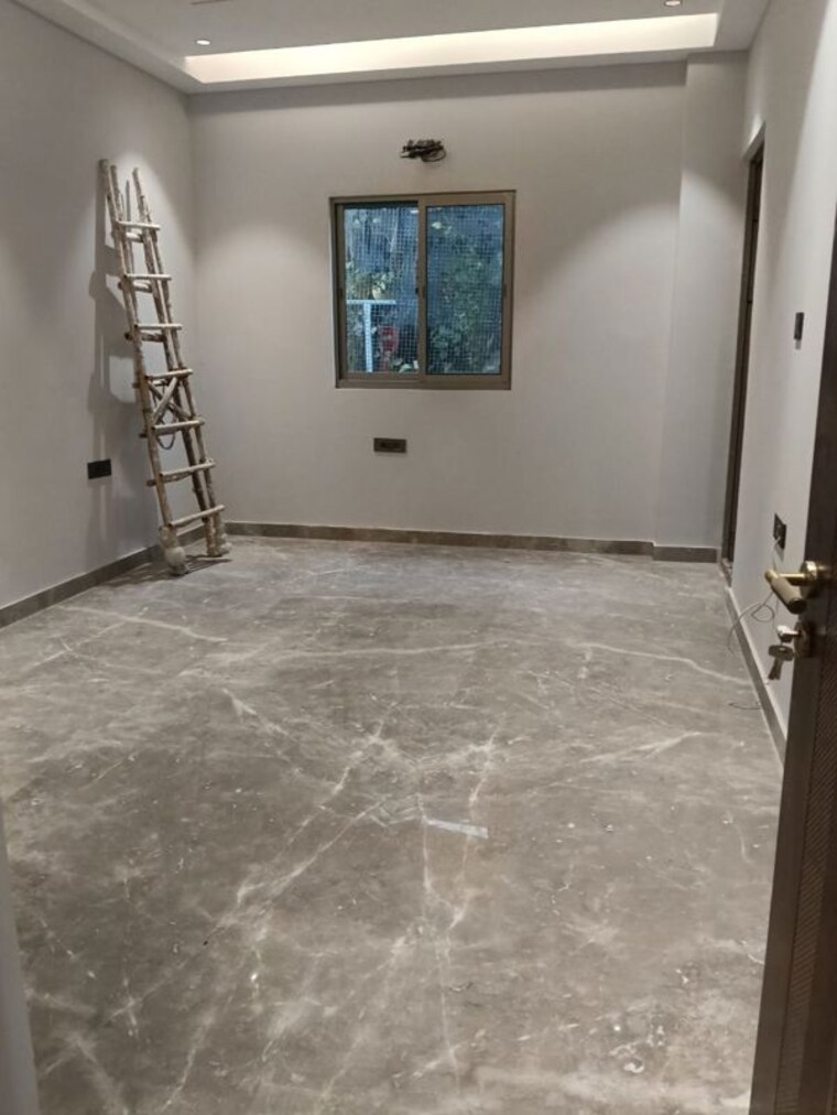 Room, naraina 4 Bedroom 300 Sq.Yd. Builder Floor In Naraina Delhi 9753903