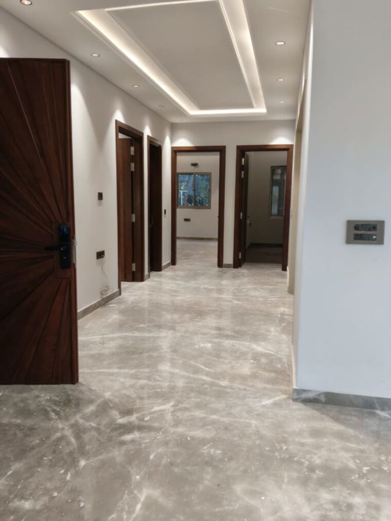 Room, naraina 4 Bedroom 300 Sq.Yd. Builder Floor In Naraina Delhi 9753903