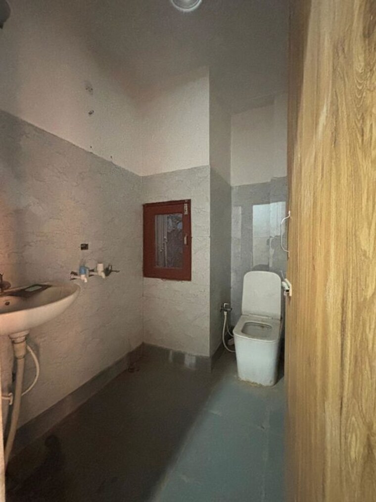 Bathroom, vipin garden 2 Bedroom 60 Acre Builder Floor In Vipin Garden Delhi 9754083