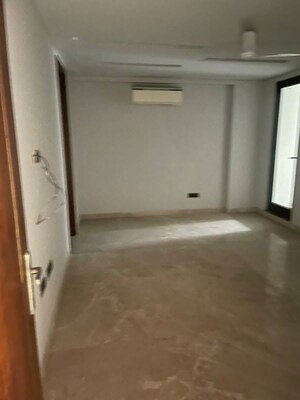 Building Lobby in 3.5 BHK Apartment at DLF Beverly Park II, Sector 25 – for Rent