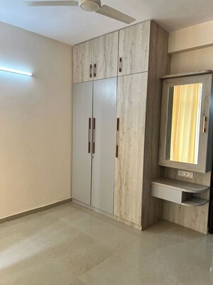 Room in 3.5 BHK Apartment at Omaxe R2, Gomti Nagar – for Rent