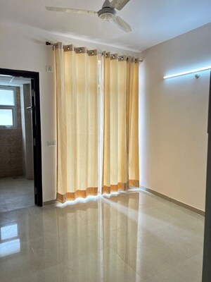 Bedroom in 3.5 BHK Apartment at Omaxe R2, Gomti Nagar – for Rent