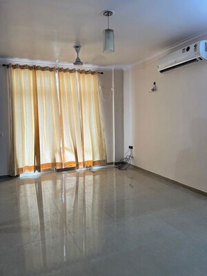 Furnished Amenities in 3.5 BHK Apartment at Omaxe R2, Gomti Nagar – for Rent