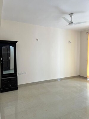 Room in 3.5 BHK Apartment at Omaxe R2, Gomti Nagar – for Rent
