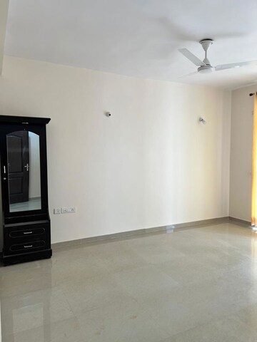 Room in 3.5 BHK Apartment at Omaxe R2, Gomti Nagar – for Rent