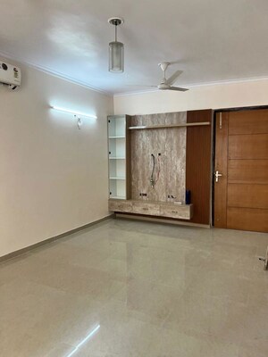 Room in 3.5 BHK Apartment at Omaxe R2, Gomti Nagar – for Rent