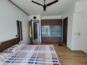 Bedroom in 4 BHK Apartment at Sheth Avalon, Laxmi Nagar – for Rent