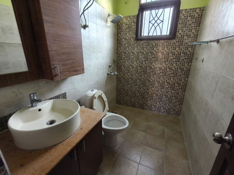 Bathroom, ss-the-lilac 3.5 Bedroom 290 Sq.Yd. Builder Floor In Sector 49 Gurgaon 9754215