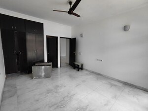 Room in 4 BHK Apartment at DLF Windsor Court, Dlf Phase iv – for Rent