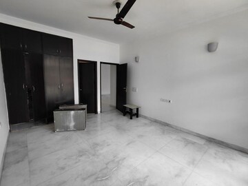 Room in 4 BHK Apartment at DLF Windsor Court, Dlf Phase iv – for Rent