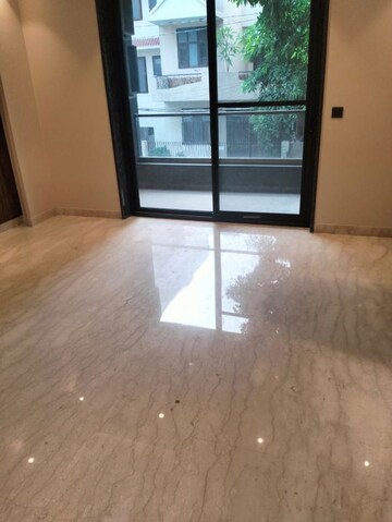 Room in 4 BHK Apartment at DLF Windsor Court, Dlf Phase iv – for Rent