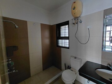 Bathroom in 4 BHK Apartment at DLF Windsor Court, Dlf Phase iv – for Rent