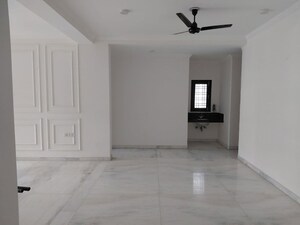 Room in 4 BHK Apartment at DLF Windsor Court, Dlf Phase iv – for Rent