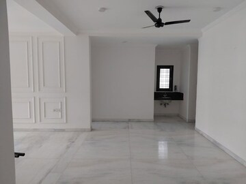 Room in 4 BHK Apartment at DLF Windsor Court, Dlf Phase iv – for Rent