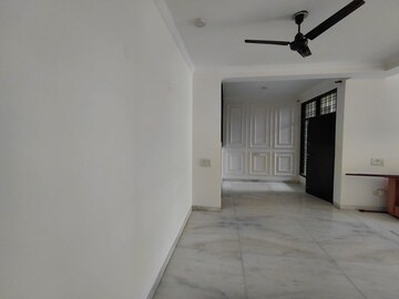 Building Lobby in 4 BHK Apartment at DLF Windsor Court, Dlf Phase iv – for Rent