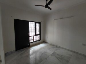 Room in 4 BHK Apartment at DLF Windsor Court, Dlf Phase iv – for Rent