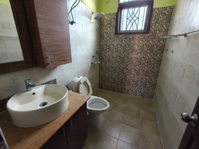 Bathroom, ss-the-lilac 3.5 Bedroom 290 Sq.Yd. Builder Floor In Sector 49 Gurgaon 9754351