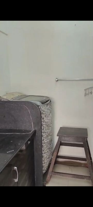 Furnished Amenities in 2 BHK Apartment at Vile Parle East – for Rent