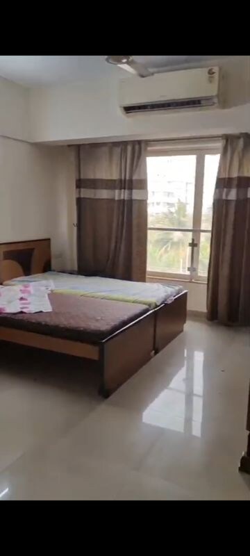 Bedroom in 2 BHK Apartment at Vile Parle East – for Rent