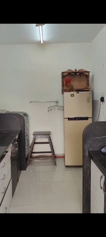 Furnished Amenities in 2 BHK Apartment at Vile Parle East – for Rent