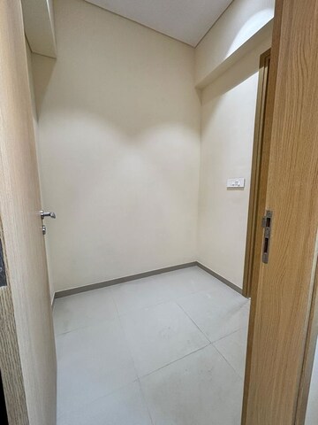 Room in 3 BHK Apartment at Parishram Apartments, Pali Hill – for Rent