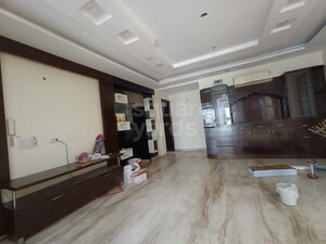 Parking in 6 BHK Builder Floor at Dlf Phase I – for Rent