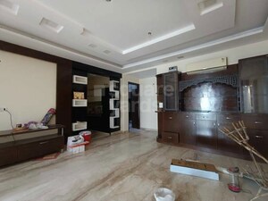 Parking in 6 BHK Builder Floor at Dlf Phase I – for Rent