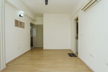 Room in 3 BHK Apartment at DLF Regal Gardens, Sector 90 – for Sale