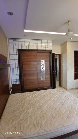 Room in 3 BHK Apartment at Dhawalgiri Apartments, Goregaon East – for Rent