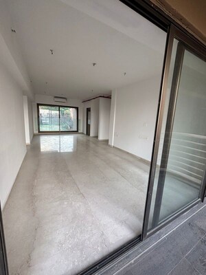 Room in 4 BHK Apartment at Kanakia Silicon Valley, Powai – for Rent