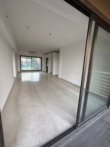 Room in 4 BHK Apartment at Kanakia Silicon Valley, Powai – for Rent