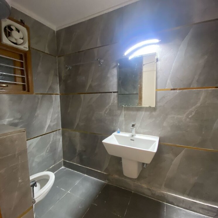 Bathroom, chattarpur 3 Bedroom 1200 Sq.Ft. Builder Floor In Chattarpur Delhi 9755833